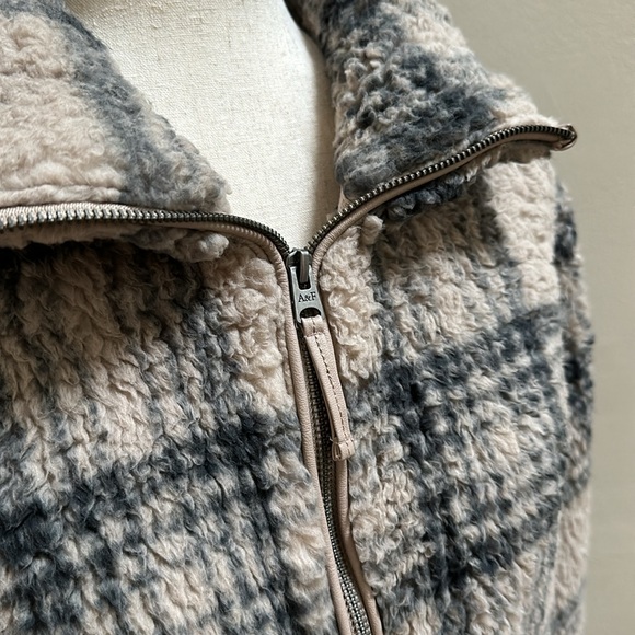 Abercrombie & Fitch oversized pull over. - Picture 3 of 5